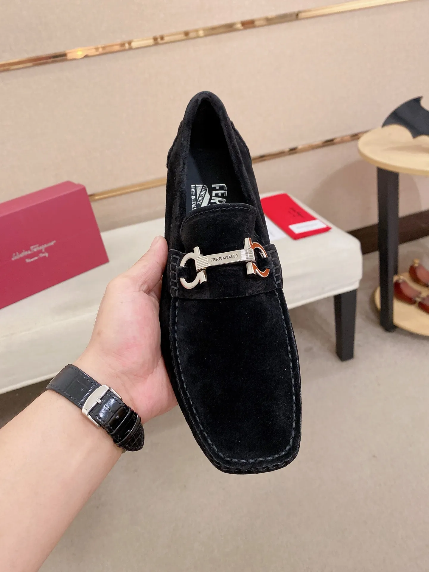 Men's shoes💰: 540💰High-end quality! Ferragamo🆕🆕Exclusive hot-selling products in stock🔥🔥New products on the shelves, high-quality Ferragamo men's pea shoes, high-end casual driving shoes, with complete packaging! 💪 💪 Material: imported Oxford cowhide 🐂 + imported high-quality water-dyed cowhide lining + wear-resistant outsole 👍🏻👍🏻 Features: high-end and comfortable, purely handmade 🚀 🚀 Create the perfect shoes that suit you best 🔥 🔥 Size: (38-44) 45 standard size can be customized!